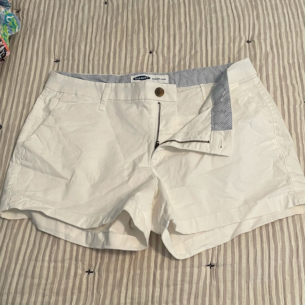 Old navy shorts 3" excellent condition size 8